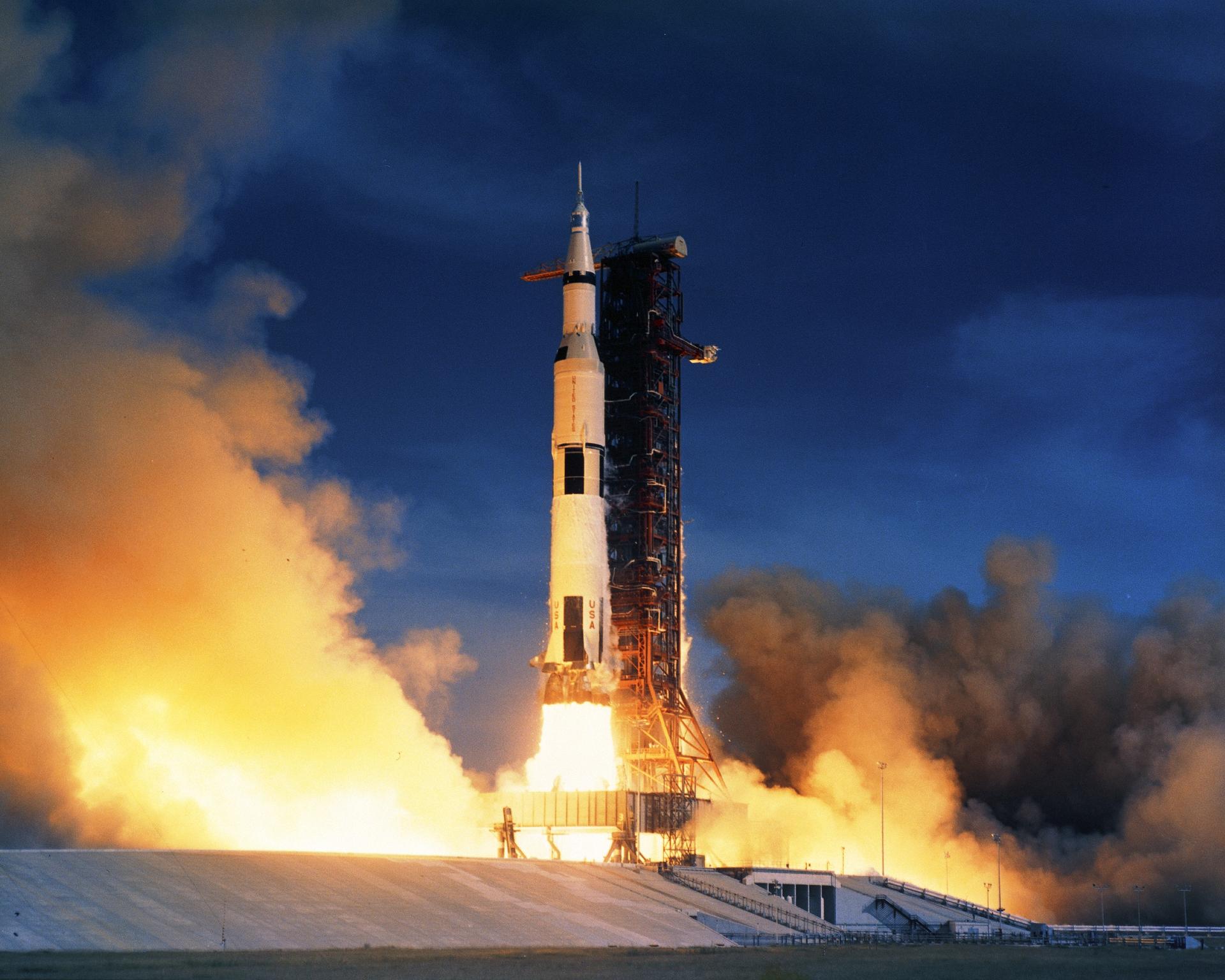Apollo 15 Saturn V beim Start am Kennedy Space Center