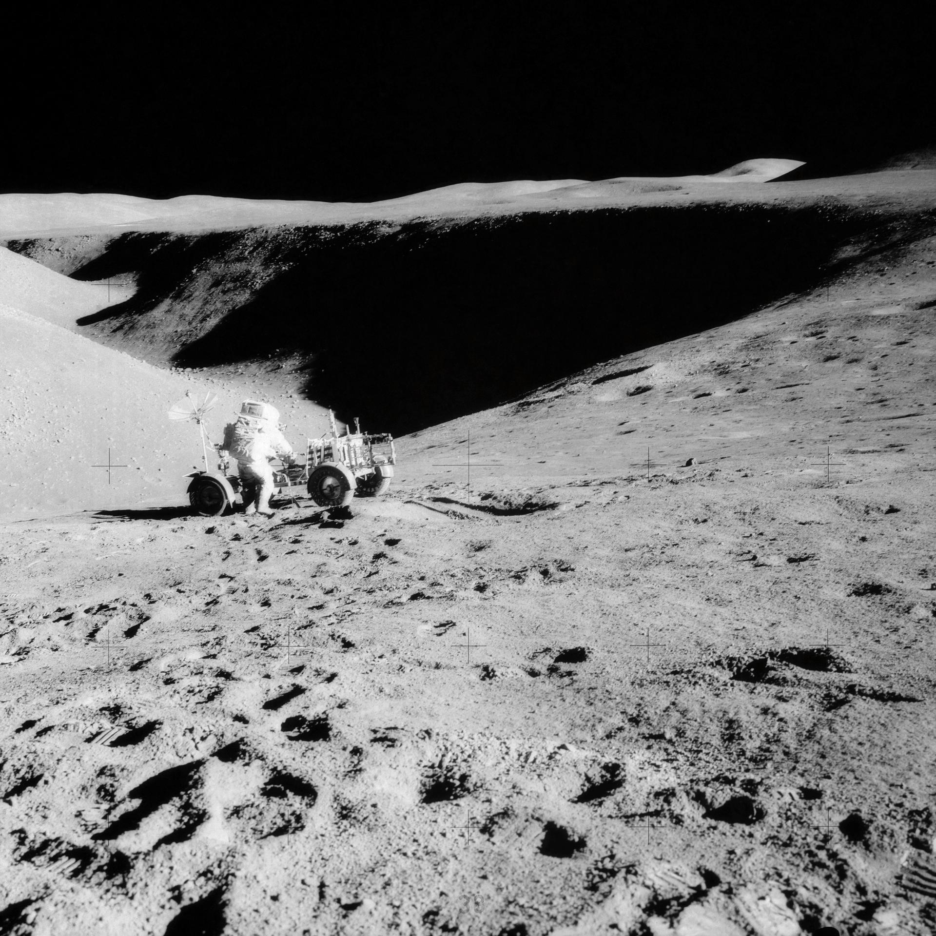Apollo 15 Rover am Hadley-Rille mit den Apennin-Bergen im Hintergrund