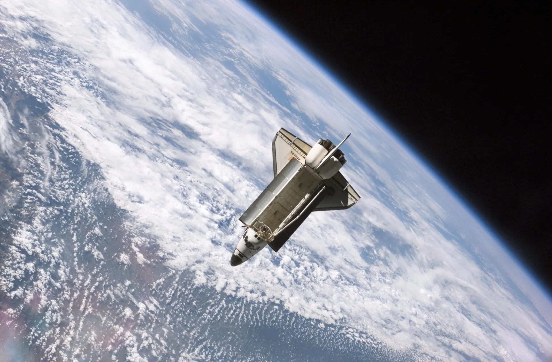 Space Shuttle Atlantis nach dem Abdocken von der Internationalen Raumstation