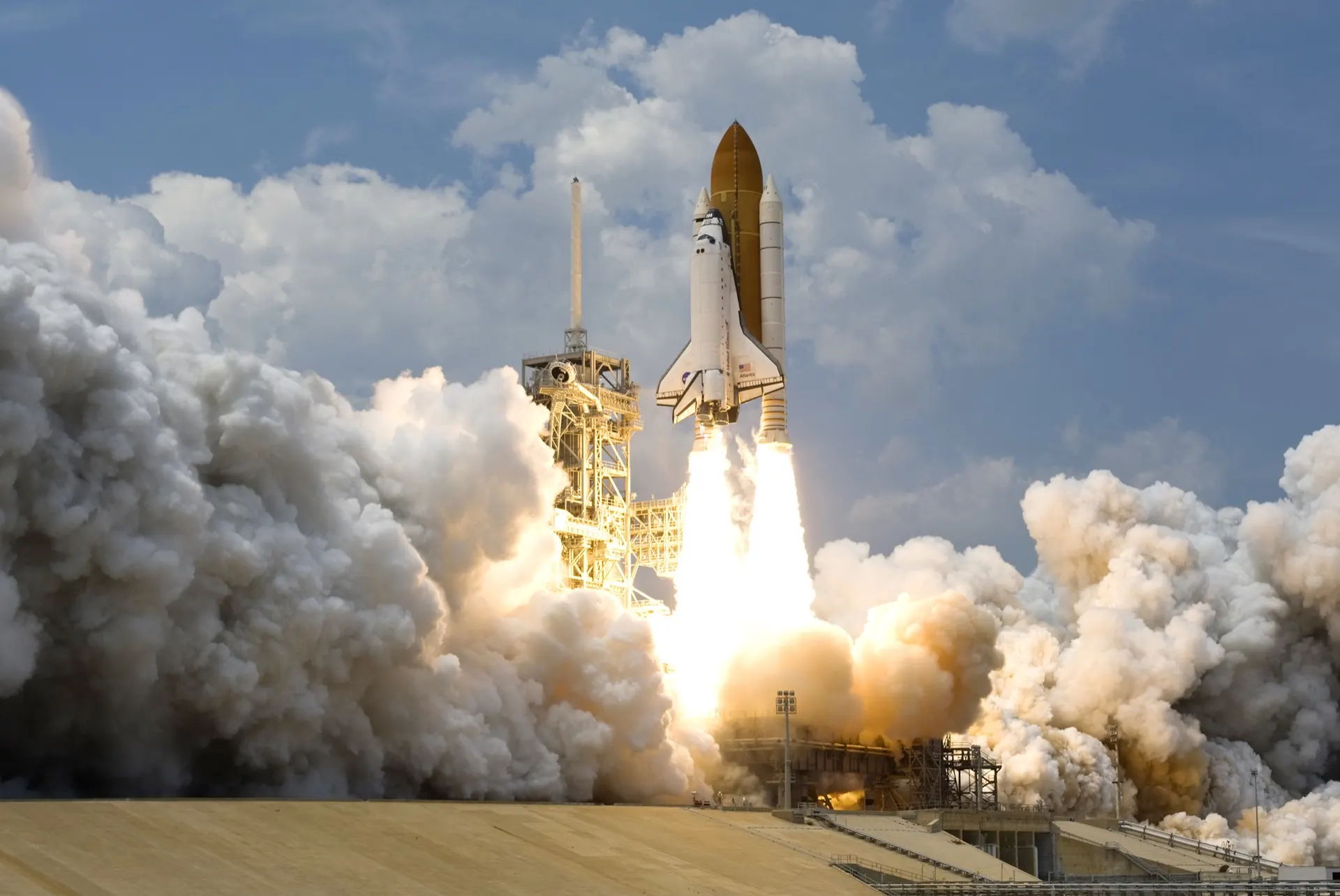 Space Shuttle Atlantis beim Start zur Mission STS-125
