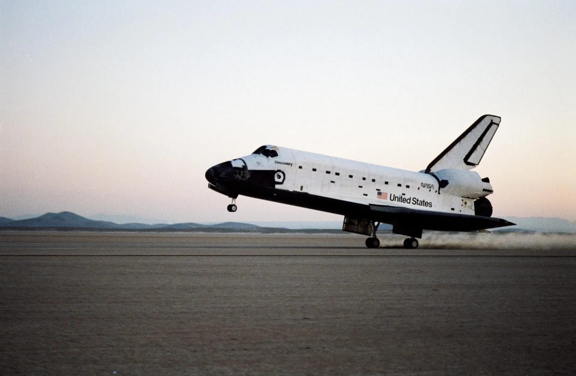 Space Shuttle Discovery setzt auf der Edwards Air Force Base auf