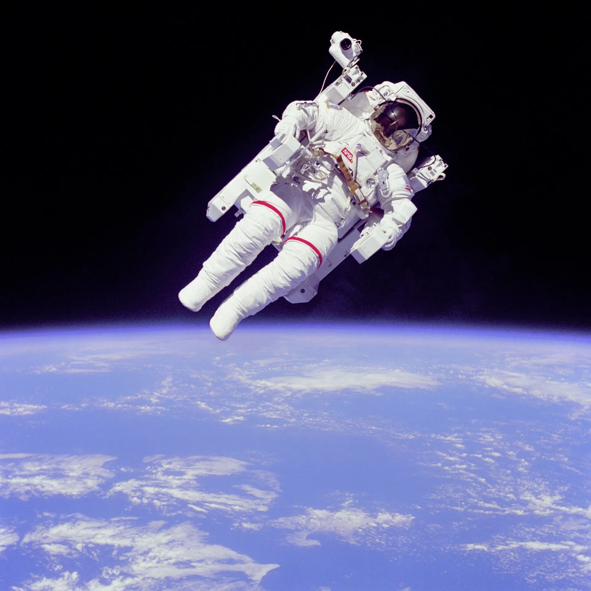 Astronaut Bruce McCandless schwebt frei im All mit einem MMU-Antrieb