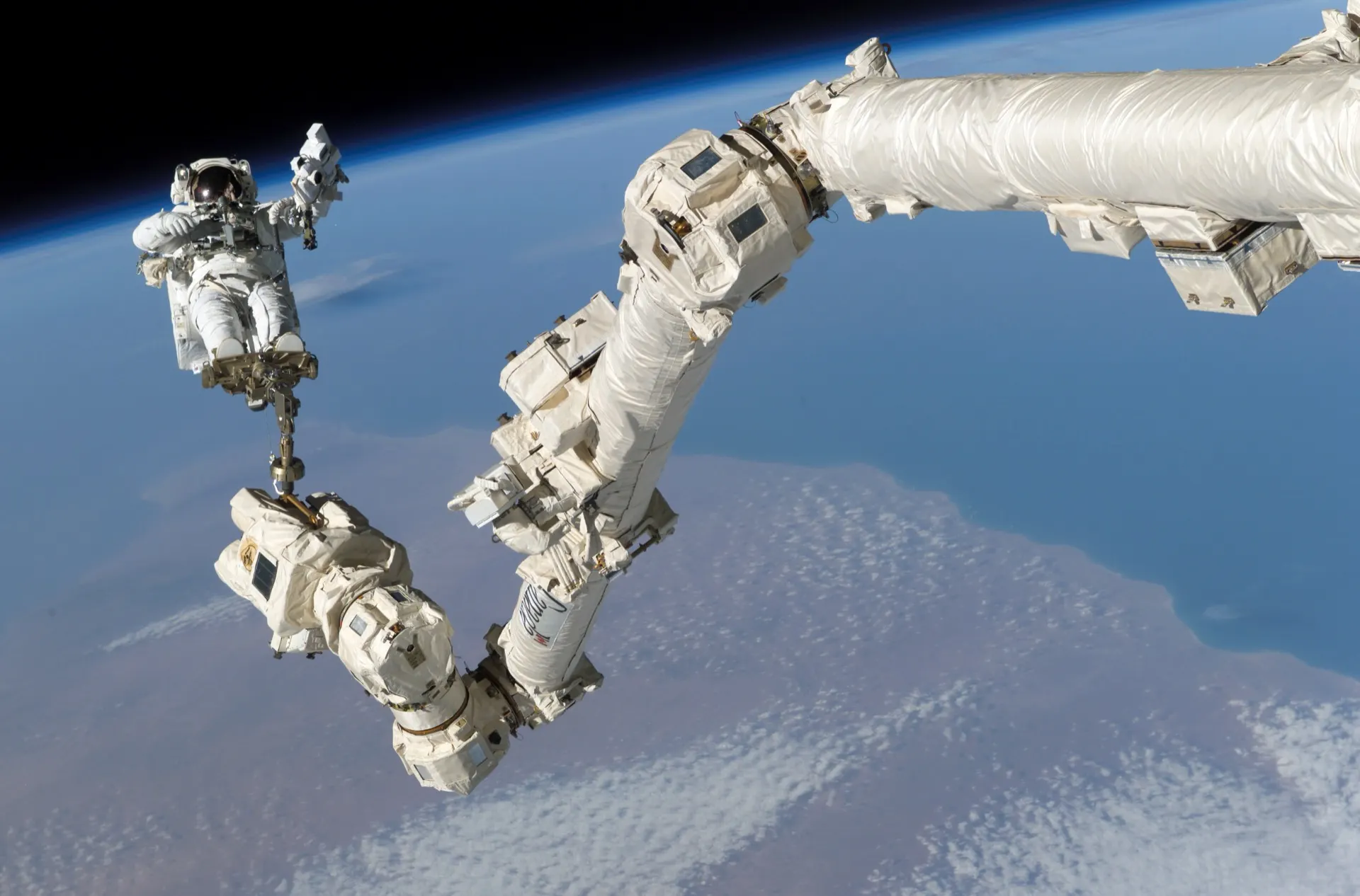 Astronaut Steve Robinson am Canadarm2 w&auml;hrend einer EVA bei STS-114