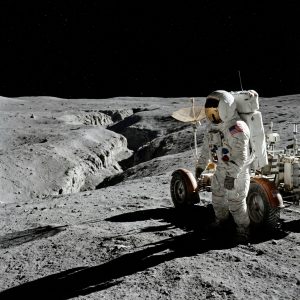 Astronaut mit Mondfahrzeug auf der Mondoberfläche